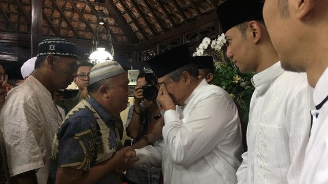 Masyarakat bersalaman dengan SBY, AHY dan Ibas seusai Tahlilan. Foto: Reki Febrian/kumparan