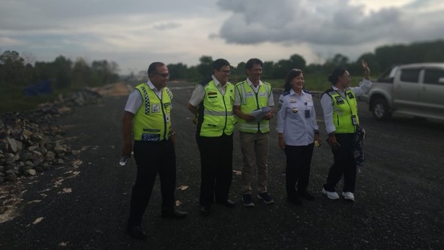 Direktur Jenderal Perhubungan Udara Kemenhub, Polana Bangunsih Pramesti (dua dari kanan) ketika menginspeksi jalan akses terminal baru Bandara Syamsudin Noor di Jalan Lingkar Utara, Banjarbaru, Jumat 7 Juni 2019. Foto: Donny Muslim/banjarhits.id