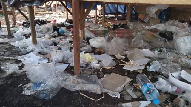 Sampah plastik terlihat berserakan di bawah lapak pakaian di Pasar Kota Baru, Ternate, Maluku Utara. Foto: Rizal Syam/cermat