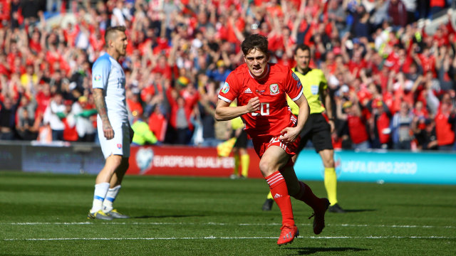 Daniel James merayakan gol untuk Timnas Wales saat menghadapi Slovakia. Foto: Geoff Caddick/AFP