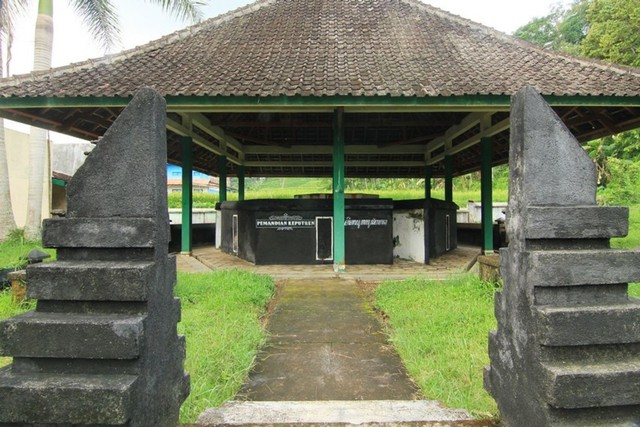 9__Keputren_(pemandian_para_putri_keraton)_yang_merupakan_peninggalan_dari_Raden_Mas_Surono_(Mangkunegoro_VI).jpg