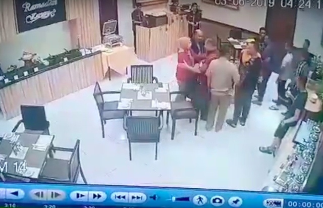 Screenshot CCTV dari kejadian seorang Perwira Polri tuduh Jenderal Bintang 1 TNI AD curi handphone miliknya di sebuah restoran hotel. Foto: gbr.