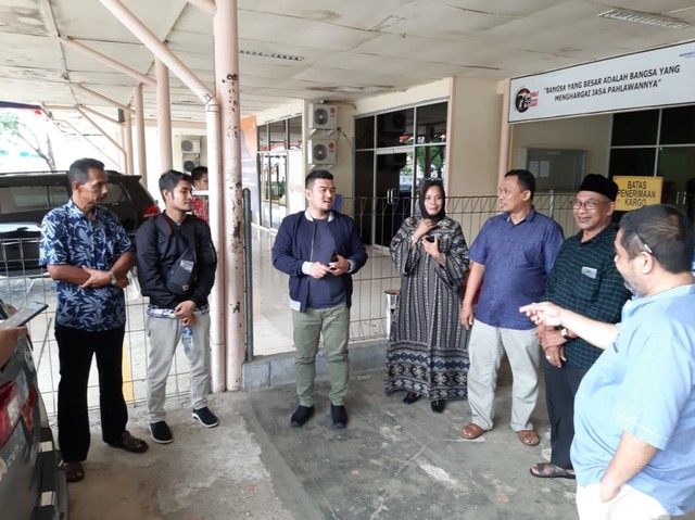 Penyambutan jenazah almahum Andi Ihsan di Bandara Sultan Iskandar Muda Blang Bintang. Foto: Dok. BPPA