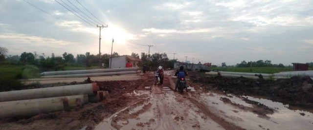Kondisi jalan Pangkalan Bun - Kotawaringin Lama titik Pile Slab A, Jumat (7/6). (Foto: warganet)