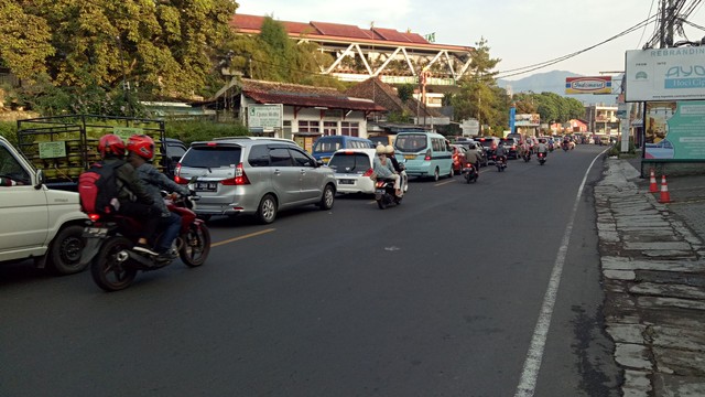 Suasana kemacetan jalur Puncak ke arah Jakarta. Foto: Muhammad Iqbal/kumparan