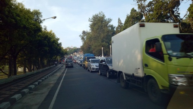 Jalur Puncak Arah Jakarta Macet Sejak Cipanas