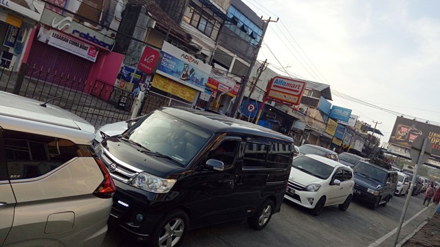 Suasana kemacetan jalur Puncak ke arah Jakarta. Foto: Muhammad Ikbal/kumparan