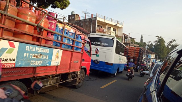 Jalur Puncak Arah Jakarta Macet Sejak Cipanas