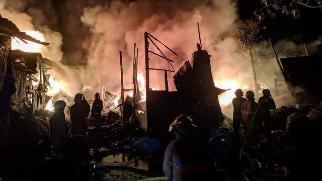 Suasana saat kebakaran di Jalan Raya Pasar Minggu, Jakarta Selatan. Foto: Dok. Humas Jakfire