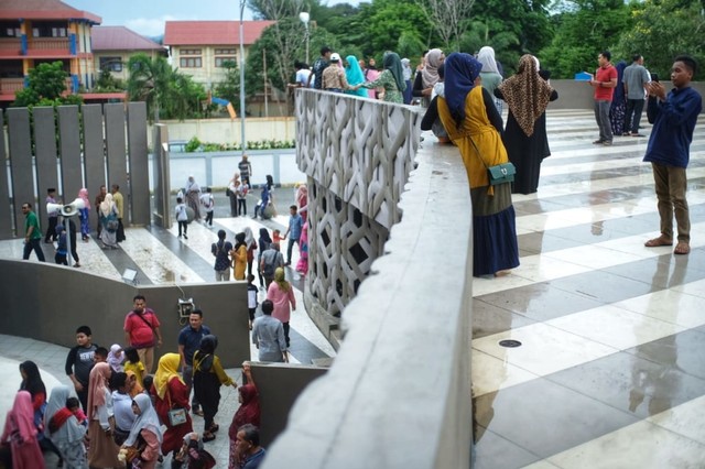 Warga ramai-ramai mengunjungi museum tsunami di Banda Aceh, libur lebaran. Foto: Ahmad Ariska/acehkini