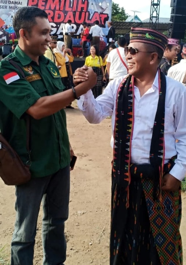 Ketua DPD PBB Kabupaten Manggarai Barat Harun Armin Bahali bersama Ketua DPD Nasdem Kabupaten Manggarai Barat, Edistasius Endi.Sumber foto : Istimewa.
