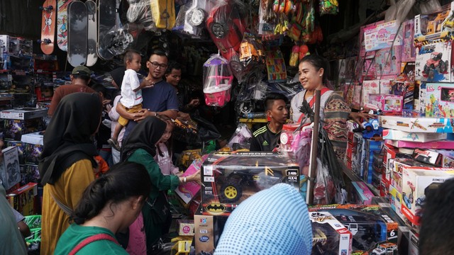 Pasar Gembrong Jakarta Timur di Padati Pengunjung H+3 Lebaran