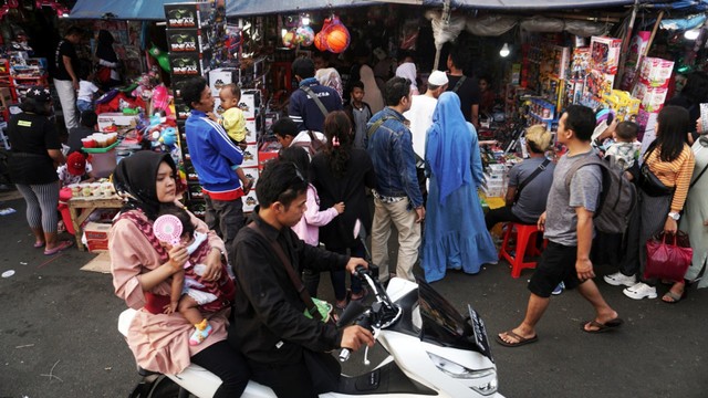 Pasar Gembrong Jakarta Timur di Padati Pengunjung H+3 Lebaran