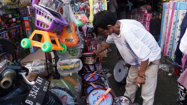 Pasar Gembrong Jakarta Timur di Padati Pengunjung H+3 Lebaran