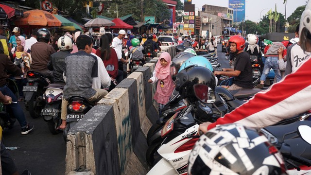Pasar Gembrong Jakarta Timur di Padati Pengunjung H+3 Lebaran
