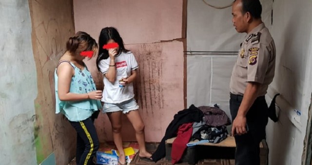 Dua orang ABG Perempuan tertangkap tangan tengah menghirup bau lem dari kaleng di dalam kos-kosan yang ada di desa Rerewokan, Kabupaten Minahasa, Sulawesi Utara. (foto: marcelino)
