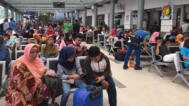 Pemudik di Stasiun Pasar Senen