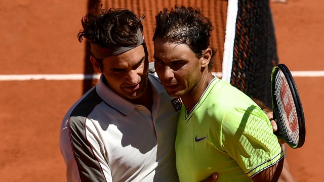 Federer dan Nadal usai laga semifinal tunggal putra Prancis Terbuka 2019. Foto: Philippe LOPEZ / AFP