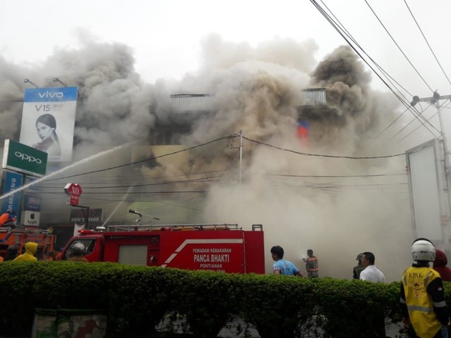 Kebakaran menghanguskan 5 ruko di Jalan Tanjungpura Pontianak, Sabtu (8/6). Foto: Dok Hi!Pontianak