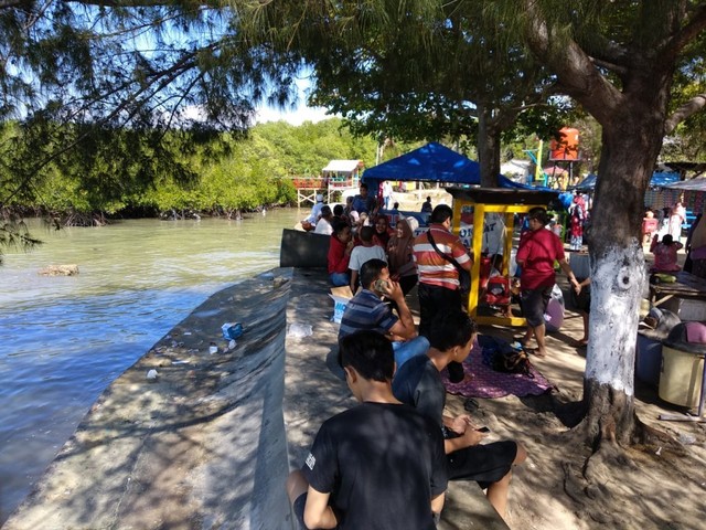 Pedangang dan wisatawan memadati area pantai Talang Siring. Foto : Ahmad Rifqi