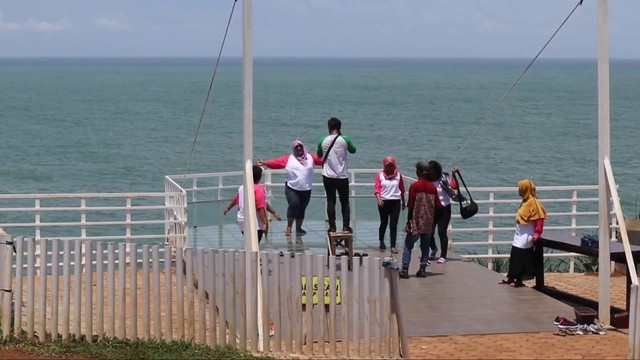 Memacu Adrenalin Di Atas Teras Kaca Pantai Nguluran