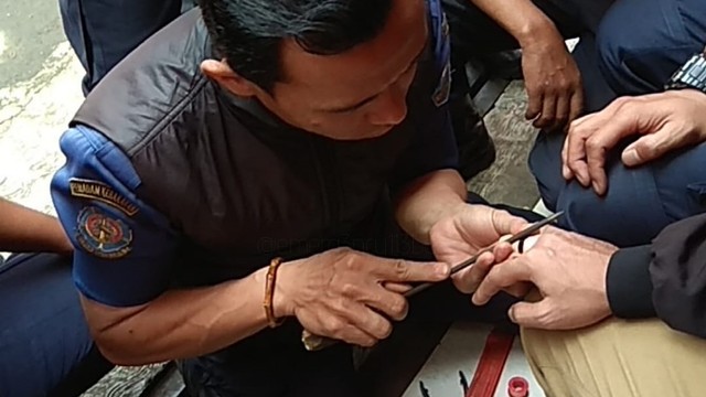Proses pengangkatan cincin yang tersangkut oleh petugas Rescue Diskar PB Kota Bandung. Foto: Dok. Istimewa