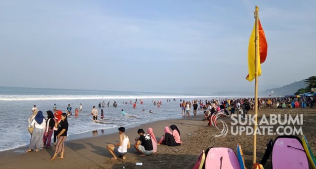 Pengunjung ramai di objek wisata Pantai Citepus, Kabupaten Sukabumi. | Sumber Foto:Istimewa