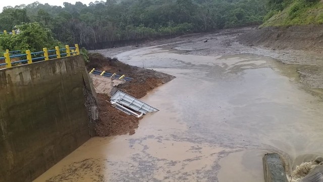 Konstruksi Bendung Tirawan di Kabupaten Kotabaru jebol akibat tergerus curah hujan yang tinggi pada Sabtu (8/6). Foto: PDAM Kotabaru untuk banjarhits.id