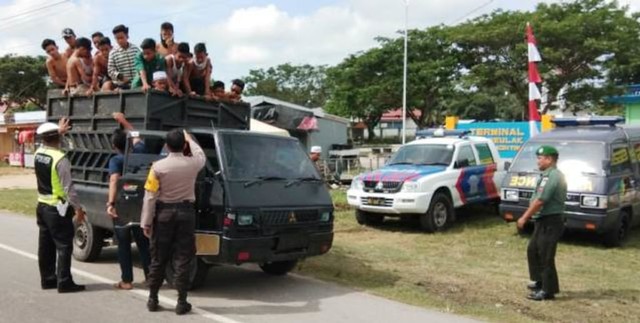 Petugas Pos Pengamanan Operasi Ketupan Rencong 2019 di Peureulak mengingatkan pengemudi mobil bak terbuka untuk tidak mengangkut penumpang. Foto: Dok. Polres Aceh Timur