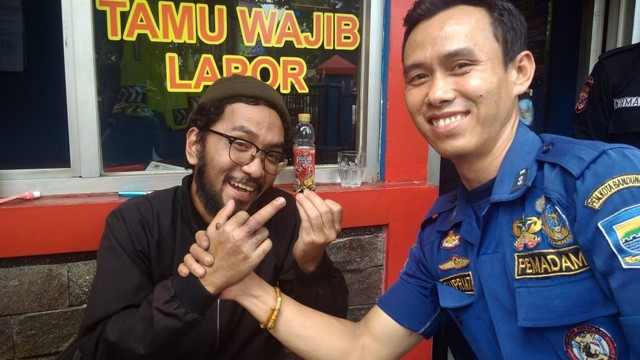 Petugas Rescue Diskar PB Kota Bandung berhasil mencopot cincin yang tersangkut di jari tengah Dani. Foto: Dok. Istimewa