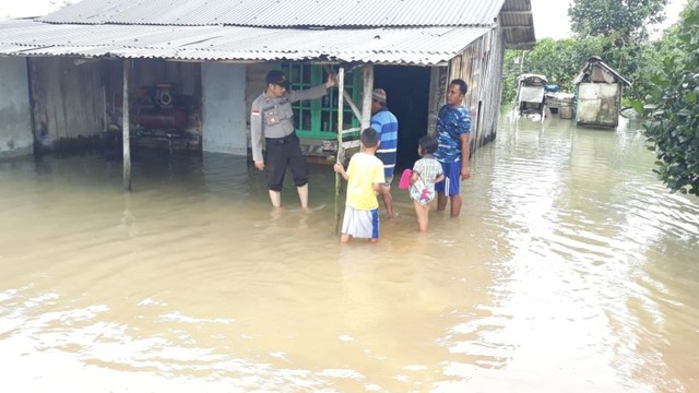Polres Bintan saat mendatangi salah satu rumah warga korban banjir di Bintan. Foto : Dok. Polres Bintan
