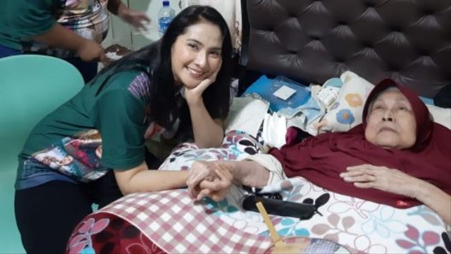 Keluarga Si Doel Berkunjung Ke Rumah ‘Maknyak’ Aminah Cendrakasih. Foto: Dok. Falcon
