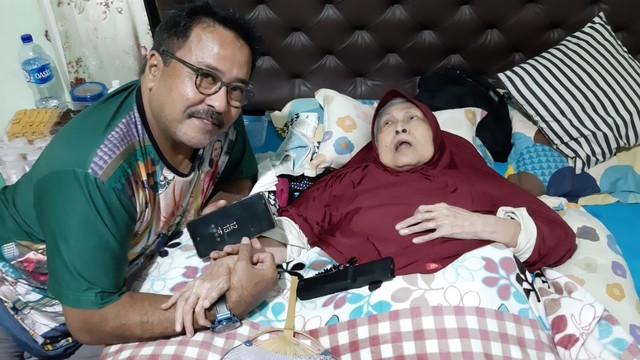 Keluarga Si Doel Berkunjung Ke Rumah ‘Maknyak’ Aminah Cendrakasih. Foto: Dok. Falcon