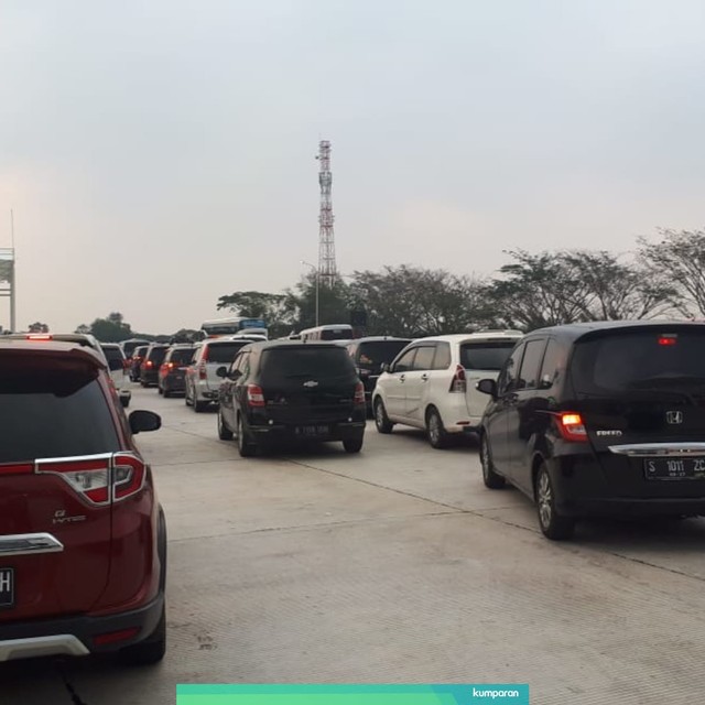Kemacetan di gerbang Tol Cikampek Utama. Foto: Aditia Noviansyah/kumparan