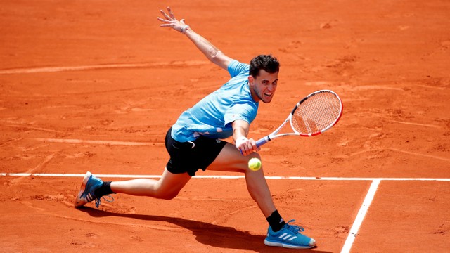 Dominic Thiem bertanding melawan Novak Djokovic di semifinal Roland Garros 2019. Foto: REUTERS/Charles Platiau