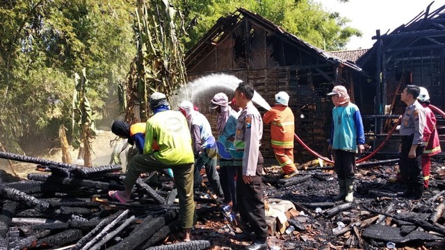 Petugas Pemadam Kebakaran saat memadamkan api di di Dusun Sanggar Desa Sidomulyo RT 028 RW 008 Kecamatan Kedungadem Kabupaten Bojonegoro. Sabtu (08/06/2019) 