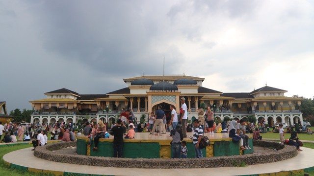 Masyarakat saat berkunjung ke Istana Maimun, Medan. Foto: Rachmat Utomo/kumparan