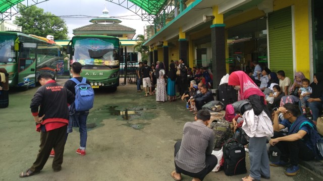 Sejumlah penumpang menunggu kedatangan bus dengan berbagai barang bawaan saat arus balik lebaran. Foto: Rahmat Utomo/kumparan