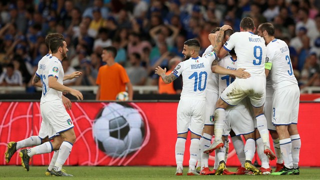 Para pemain Timnas Italia merayakan kemenangan atas Yunani. Foto: REUTERS/Costas Baltas