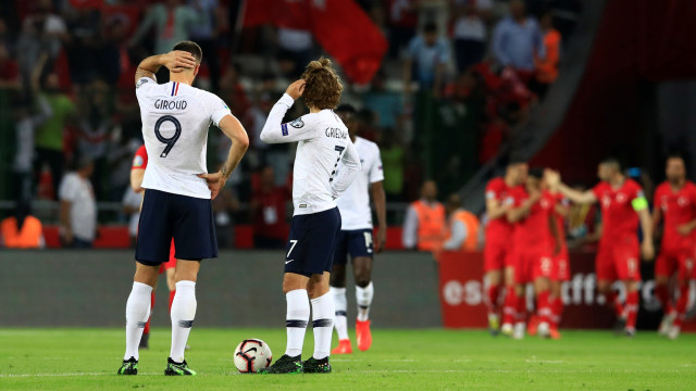 Gestur pemain Prancis, Olivier Giroud dan Antoine Griezmann, usai Turki mencetak gol. Foto: REUTERS/Umit Bektas