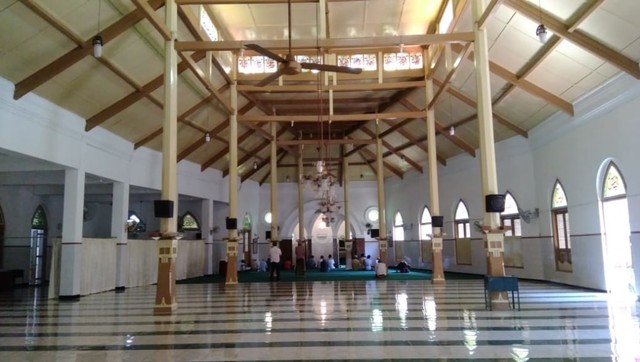 Suasana Masjid Jami Peneleh Surabaya. Foto: Masruroh/Basra