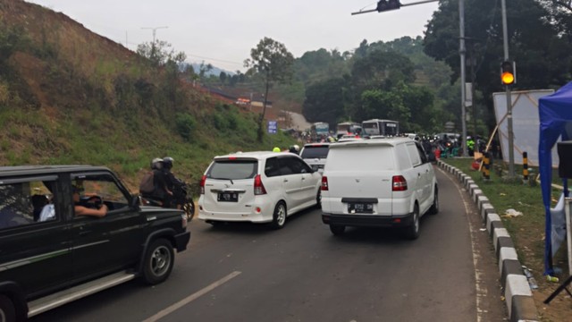 Suasana lalu lintas di Jalan Gentong Tasikmalaya, Jawa Barat. Foto: Soejono Eben Saragih/kumparan