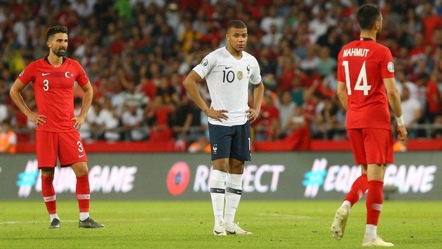 Kylian Mbappe meratapi kekalahan Prancis dari Turki di kualifikasi Piala Eropa 2020. Foto: REUTERS/Gokhan Kilincer