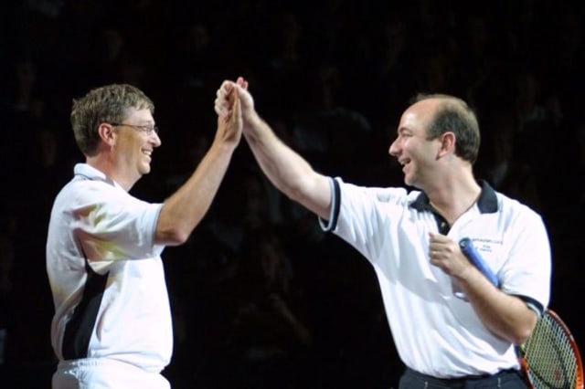 Bill Gates dan Jeff Bezos sehabis bermain tenis pada tahun 2001. (Foto: Jeff Vinnick/Allsport/Getty Images)