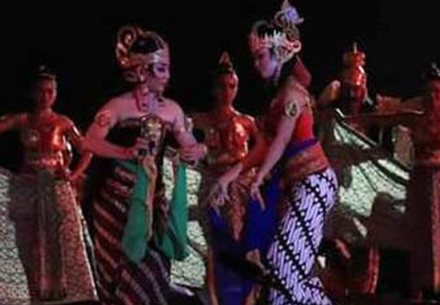 Suguhan pementasan Opera Ramayana bertajuk "Bakdan Neng Sala" (lebaran di Solo) dalam lakon Sinta Obong yang digelar pada Sabtu (9/6/2019) malam di Benteng Vastenburg, Solo. (Agung Santoso)