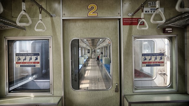 Suasana KRL di Stasiun Jakarta Kota. Foto: Iqbal Firdaus/kumparan