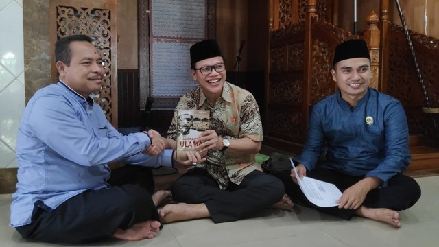 Serah terima resmi buku berjudul Nasionalisme Ulama Habib Sayid Idrus Bin Salim Aljufri di Masjid Al Kautsar, Jalan Mangga, Kelurahan Siranindi, Kecamatan Palu Barat, Kota Palu, Sulawesi Tengah, Sabtu sore (8/6).