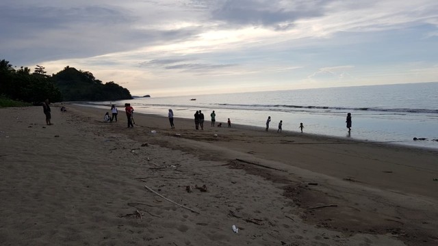 Suasana Pantai Minanga yang berada di Desa Kotajin Utara, Kecamatan Atnggola, Kabupaten Gorontalo Utara, yang sepi pengunjung.  Sabtu, (8/6) Foto : Burdu/banthayoid
