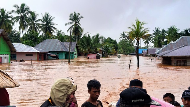 Banjir kembali melanda Kabupaten Konawe Utara, Minggu (9/6). Foto: Wiwid/kendarinesia