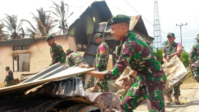Anggota TNI sedang membersihkan puing-puing rumah warga sisa kebakaran, Minggu (9/6). Foto: Rusman/kendarinesia